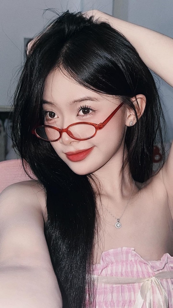 ảnh gái xinh đeo kính gọng đỏ