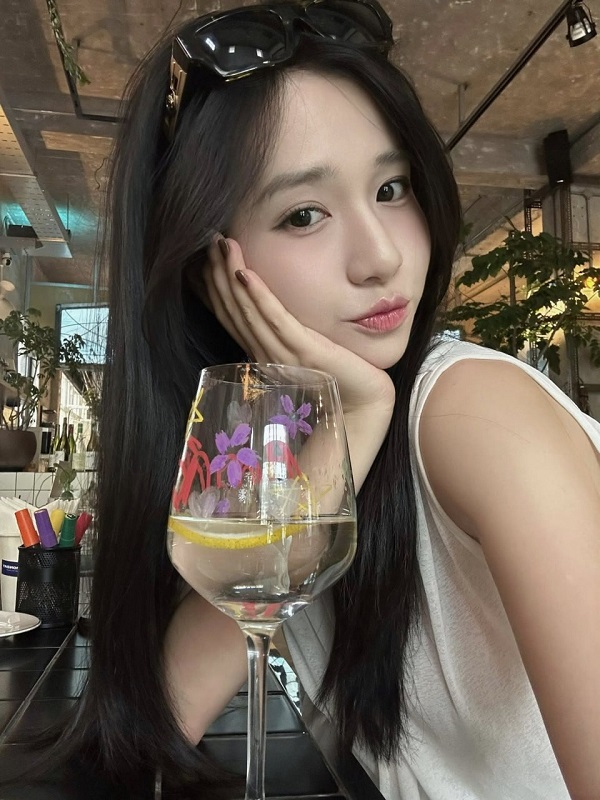 ảnh gái xinh Việt Nam uống nước tạo dáng dễ thương