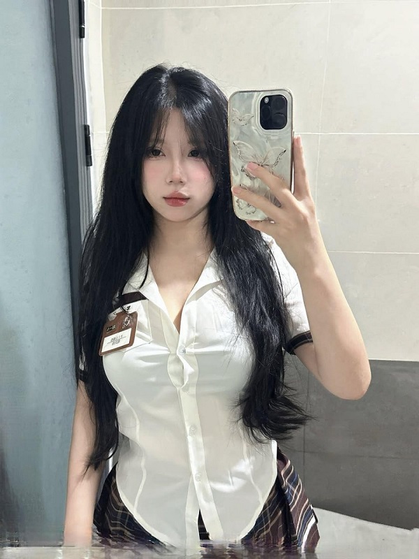 ảnh gái xinh chụp ảnh trước gương