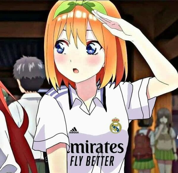 Anime nữ đá bóng mặc áo trắng